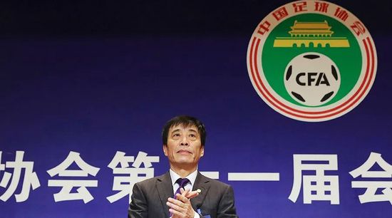 是男人就帮她脱